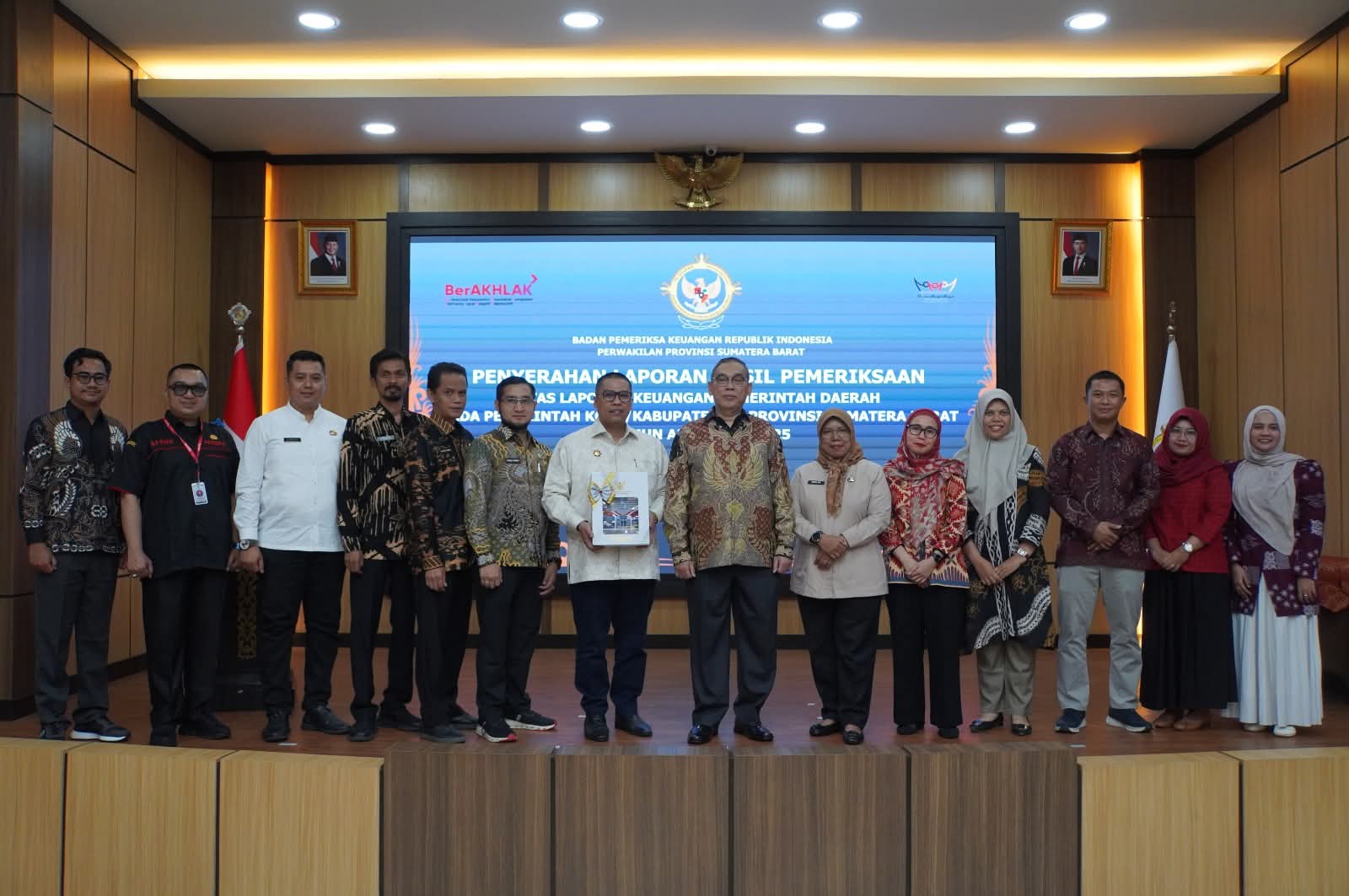 Wako Hendri poto bareng usai raih penghargaan WTP.